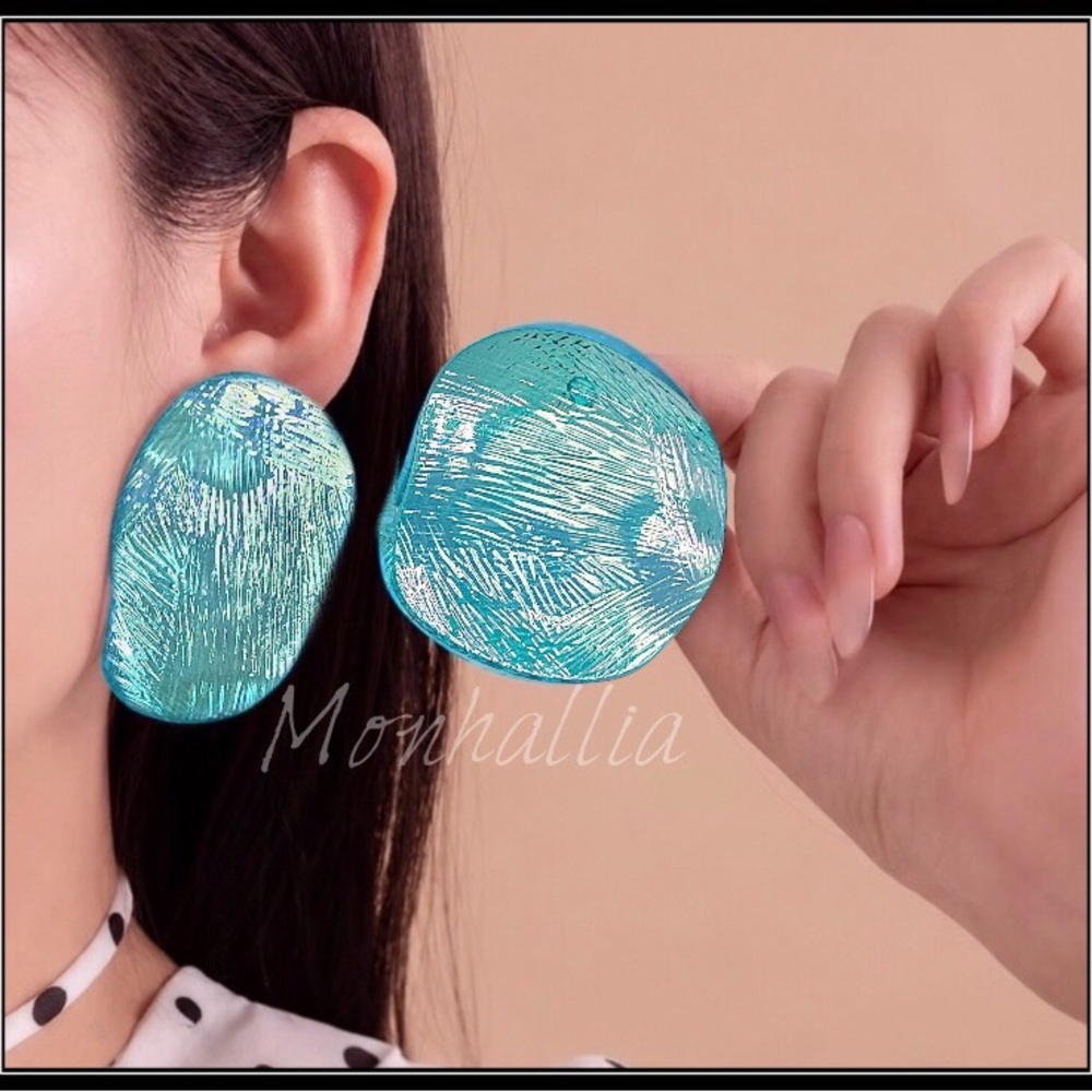 NEW AQUA OCEAN BLUE IRIDESCENT SCULPTURAL RESIN DISC STATEMENT EARRINGS